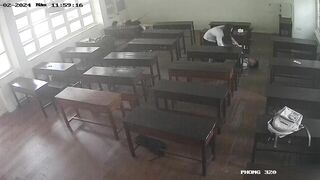 2 cặp học sinh vô tư tập tành địt nhau trong cả lớp học