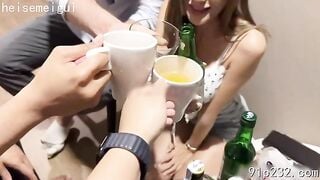 Cho vợ dâm hàng ngon nhậu say với đám bạn r đè ra đụ tập thể bắn tinh vào lồn