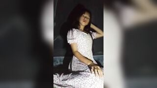 Hluas nkauj ntxim hlub nyob ib leeg nco txog txiv leej tub