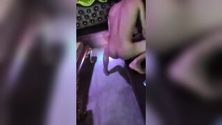 Địt em nhân viên trong phòng hát dâm đãng