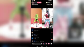Em gái live tiktok show hàng trắng nõn