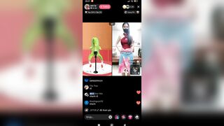 Em gái live tiktok show hàng trắng nõn