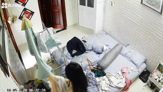 hack cam quay lén c on em họ thay áo dài trắng đi học