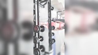 Cho người yêu đi tập gym để làm bồn chưa tinh trong phong tập