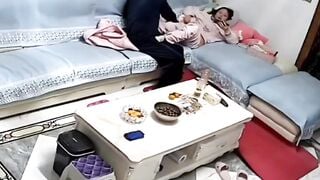 Cha dưỡng tụt quần con gái riêng 16 tuổi của vợ để sờ mép lồn khi bé ở nhà mình