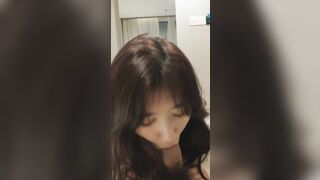 giả vờ nghịch điện thoại để quay lén em nó