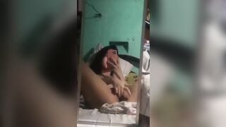 Tuy mới 16 tuổi lồn chưa mọc sợi lông nhưng em đã biết xem phim sex để thủ dâm