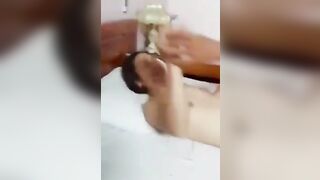 Nợ tiền bất lực quay cảnh vợ bị thằng bạn đè ra địt banh lồn