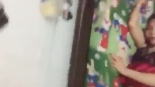 Đang chơi anh rút cho vào miệng