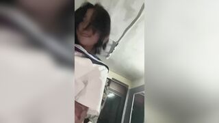 Em học sinh xinh đẹp và thầy giáo may nắm