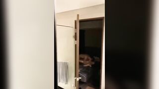 Về mở cửa thấy vợ đang chịch cùng trai lạ