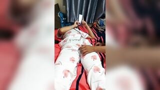 Ông bố dượng tụt quần con gái riêng 17 tuổi của vợ để xoa hạt le khi vợ đi vắng