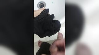 Lén trộm quần lót chị gái vào nhà tắm thủ dâm 1