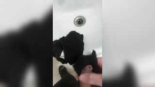 Lén trộm quần lót chị gái vào nhà tắm thủ dâm 2