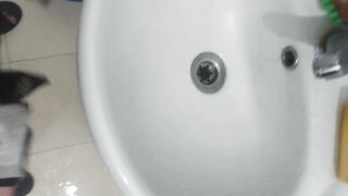Trộm quần lót chị gái vào nhà tắm thủ dâm 4