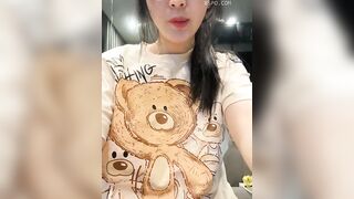 Mã Vĩ đeo kính phát trực tiếp hở ngực