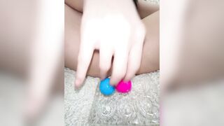 nhét bóng đầy lồn