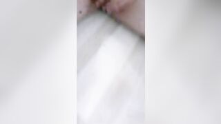 Em gái ngồi thủ dâm rên cực kích thích