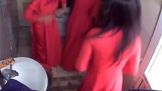Quay lén mấy bé nữ sinh lớp 10 thay đồ diễn văn nghệ