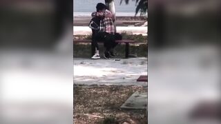 2 em học sinh ngan nhiên địt nhau trước sân trường