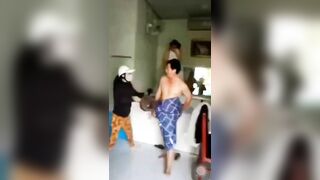 Vợ đánh ghen chồng đang chơi đĩ tại quán 🤣