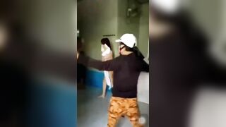 Vợ đánh ghen chồng đang chơi đĩ tại quán 🤣