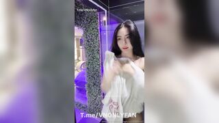 Clip sex PongKyubi khỏa thân đi tắm show hàng móc lồn cực dâm