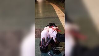 Traning salve ladyboy nơi công cộng