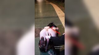 Traning salve ladyboy nơi công cộng