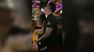 Đi karaoke tay vịn bóp vú mấy em gái xinh