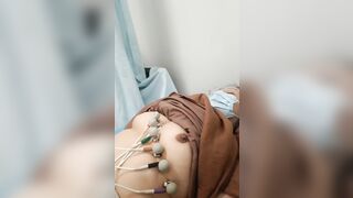 Bác sĩ đặt cam quay lén vú bênh nhân p3