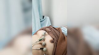 Bác sĩ đặt cam quay lén vú bênh nhân p3