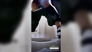 Seri quay lén: WC: cam ẩn quay không rõ anh ta thò hẳn cam sang quay cận cảnh p2