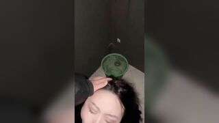 Đag đi chơi mà ngy lên cơn phải vào nvs ngay