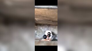 Quay lén 2 em học sinh ấy nhau ngoài đường