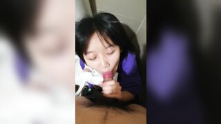 trốn trong nhà vệ sinh bắt em khóa dưới bú cu