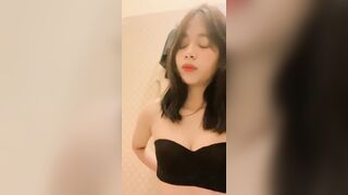 THẢO NHI , 2K10 VÀO NHÀ TẮM KHOE VÚ , GỬI CHO BỐ DƯỢNG XEM