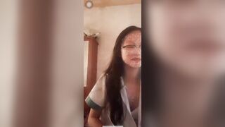E hs c3 kính cận non dâm vừa đi học về liền vào phòng cởi áo thay đồ show hàng a xem2