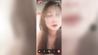 E hs c3 kính cận non dâm vừa đi học về liền vào phòng cởi áo thay đồ show hàng a xem2