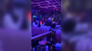 má con đĩ nó địt nhau luông trong bar mới vl