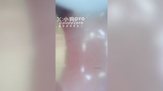 Cận cảnh cho cam vào bên trong lồn bự của PuppyPro chứa đầy bi sextoy dâm dục