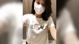 đăng đi chơi thì nứng lồn vào wc khoe vú