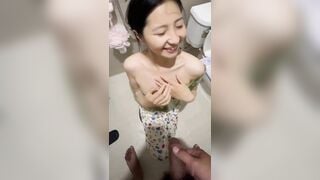 thanh niên chơi lớn đái vào người bé người yêu