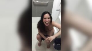 ĐI ỈA CŨNG KHÔNG YÊN VỚI ÔNG THẦN