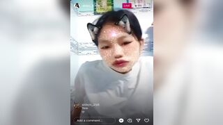 Có ai có video cũ nào của cô ấy không?