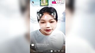 Có ai có video cũ nào của cô ấy không?