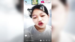 Có ai có video cũ nào của cô ấy không?
