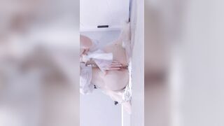 Dâm quá nhét khăn vào trong lồn rồi kéo ra