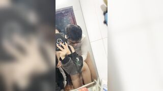 Đôi b thân dâm xinh đẹp doggy đụ nhau trước gương tự quay clip làm kĩ niệm