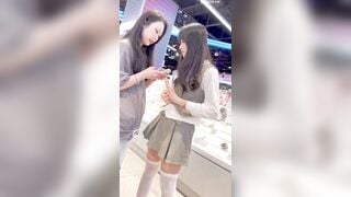 Quay lén dưới váy e teen sinh viên xinh đẹp mình dây trog TTTM cực múp